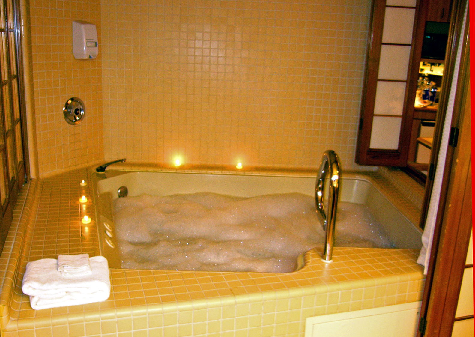 Bathroom - ready for your jacuzzi bubble bath!