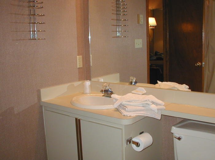 Split Rock Resort - Unit Bathroom