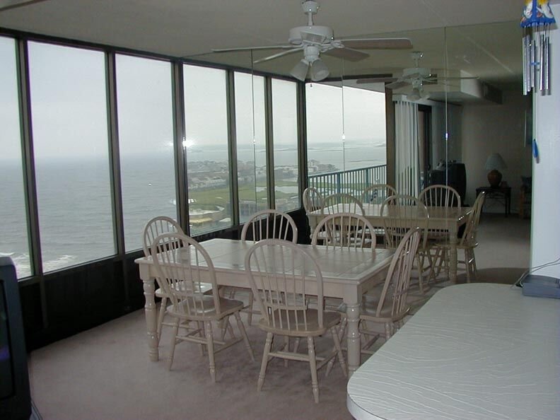 The Waves - Unit Dining Area